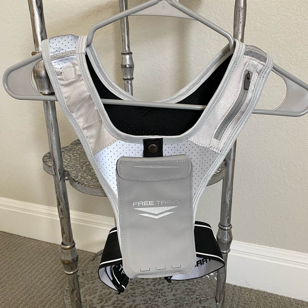 Like New Free Train Running Vest Phone Holder